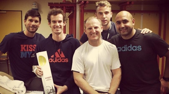 Andy Murray skupaj z ekipo po zmagi na turnirju na Dunaju.